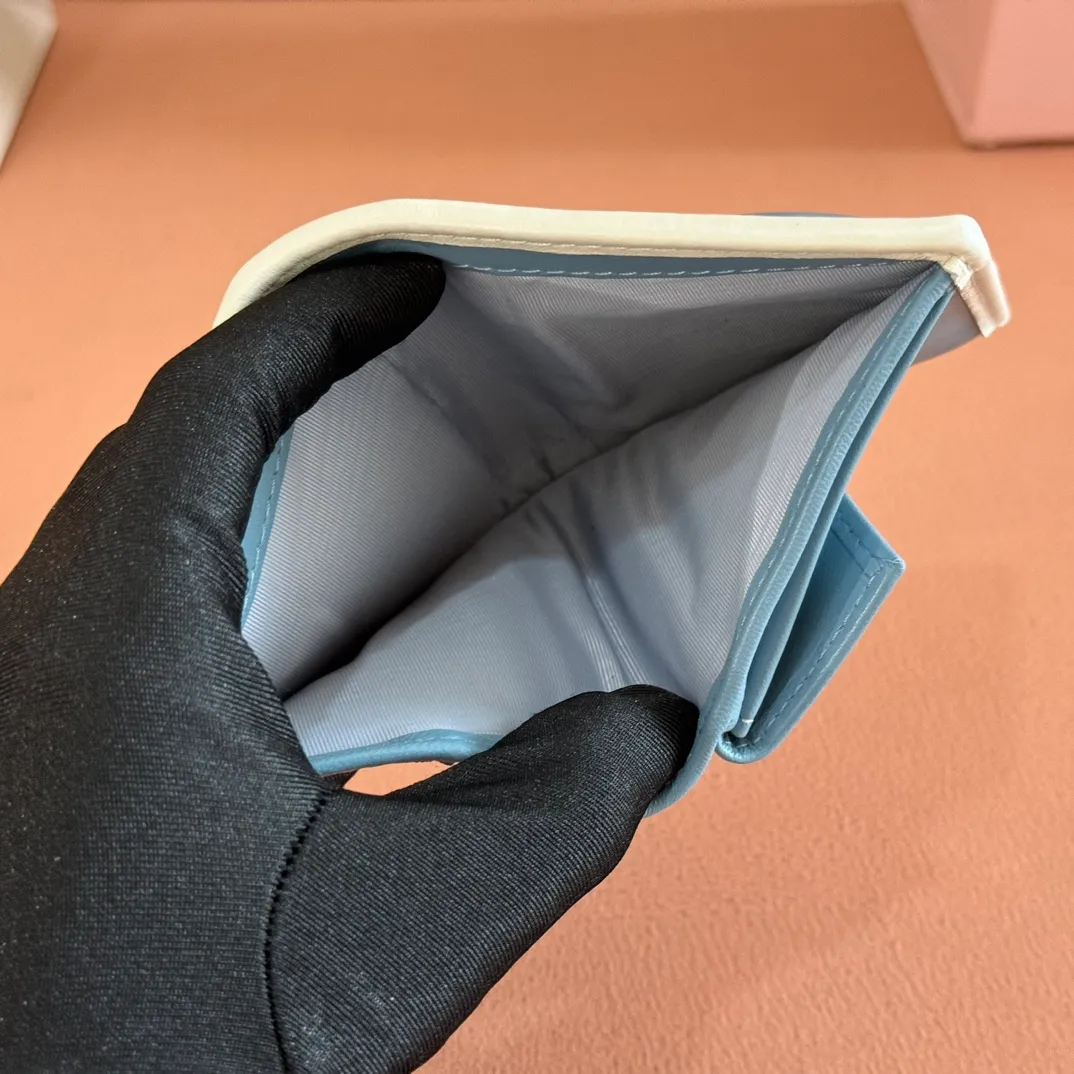 p460. 💋💋💋【Full set of packaging at the counter】🔥 MM latest version pocket wallet💗pocket wallet💗New small wallet at the counter🔥Model: 5MV204 gray blue with white🆕🆕💃💃It is made of imported top-grade sheepskin inside and outside🐮💞Hundred-yuan bills, bank cards, coins, and change can all be collected in it💅💅Size: 11.5 X8 cm.