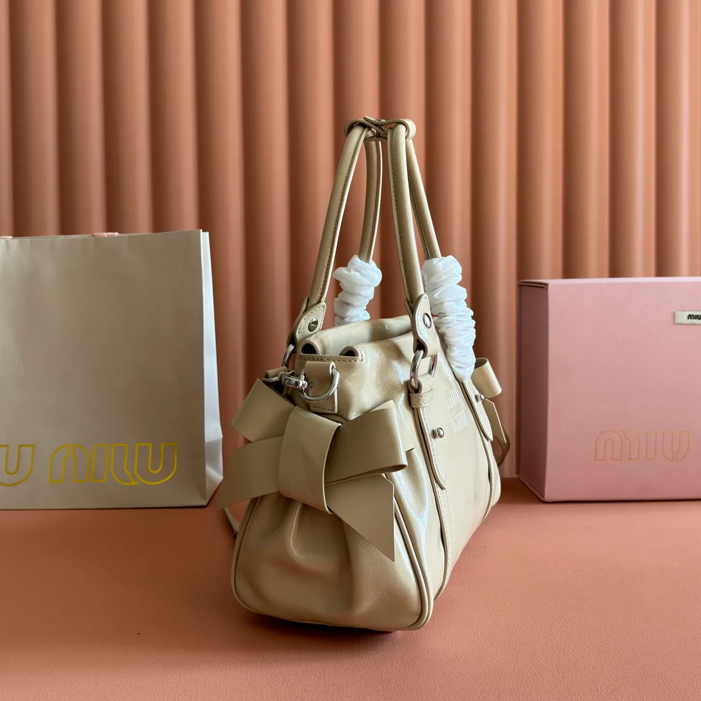 P1860💋💋💋【Original leather configuration counter complete package】 5BA327 Miu Miu 26SS RIBBON early spring handbag classic. When I see it, I think of the classic of the first generation of miu. When a pair of wings decide to perch on the shoulders of history and the present at the same time, the real classic will always grow at both ends of time. The ancient silver buckle locks the unfaded gilt dream. Hard shell motorcycle bag + bow tie These two incompatible people collided together, but there was no sense of disharmony. They were a bit motorcycle and a bit cute. They were both sweet and sassy at the same time. They were very light in weight. Made of shiny cow leather. Size: 28*15*22cm.