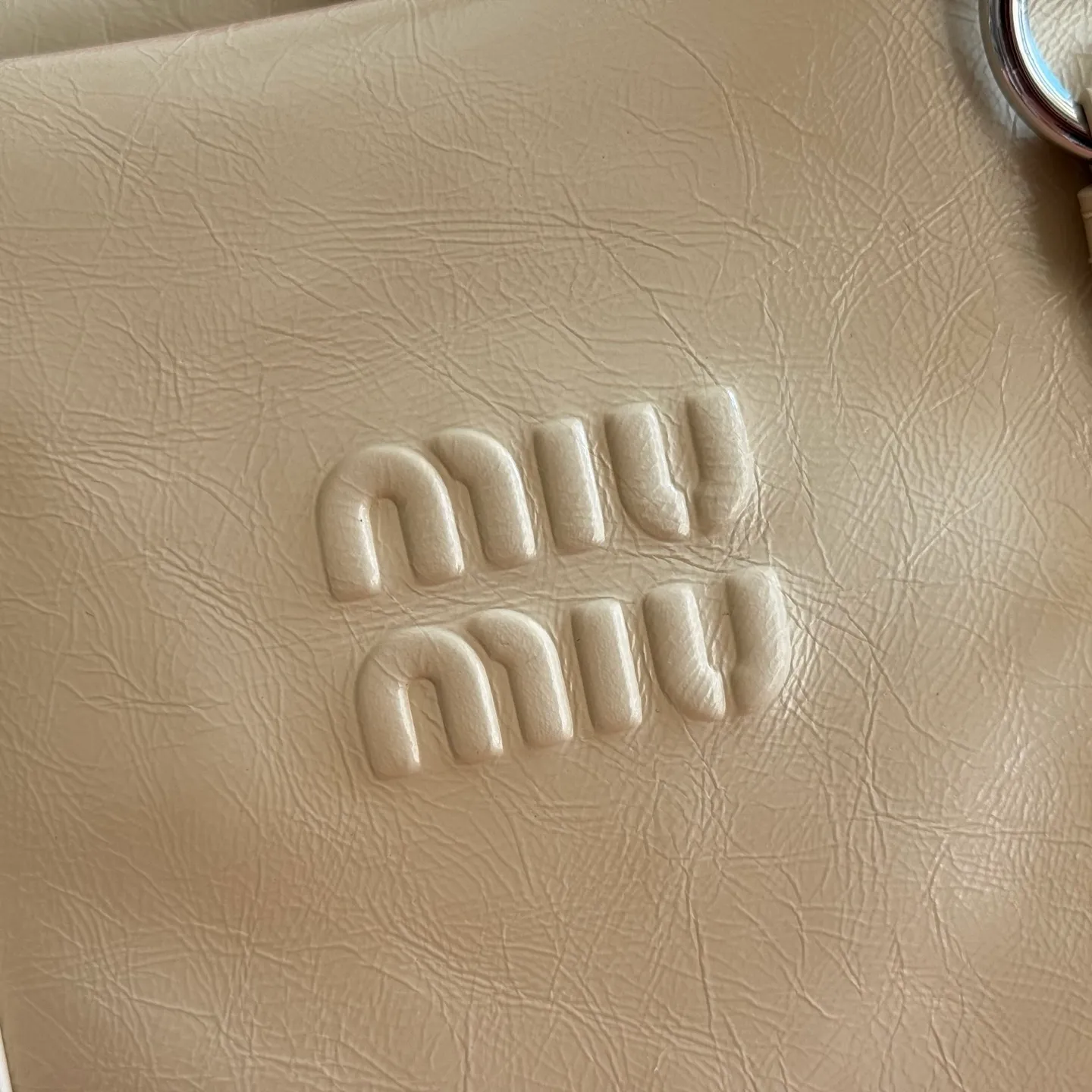 P1860💋💋💋【Original leather configuration counter complete package】 5BA327 Miu Miu 26SS RIBBON early spring handbag classic. When I see it, I think of the classic of the first generation of miu. When a pair of wings decide to perch on the shoulders of history and the present at the same time, the real classic will always grow at both ends of time. The ancient silver buckle locks the unfaded gilt dream. Hard shell motorcycle bag + bow tie These two incompatible people collided together, but there was no sense of disharmony. They were a bit motorcycle and a bit cute. They were both sweet and sassy at the same time. They were very light in weight. Made of shiny cow leather. Size: 28*15*22cm.