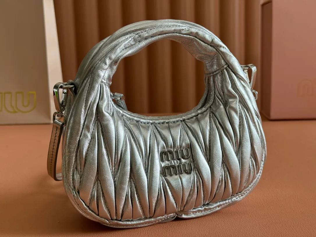 p1460💋💋💋 Equipped with a full set of packaging at the counter [Special grade hardware original leather] Wander Matelasse sheepskin Hobo mini handbag/crossbody bag ~ The silver sheepskin Wander handbag has become one of the classic accessories. This mini handbag is made of Matalasse sheep leather, using exquisite craftsmanship to create a three-dimensional effect, showing exquisite elegance. Presenting the Hobo bag style, blending retro style and modern elegance, it has become a new synonym for modern femininity. ～Golden hardware ～Zipper closure ～Metal lettering logo on the front ～Cotton satin lining Size: W17.5×H14×D5.5cm Number: 5BP156