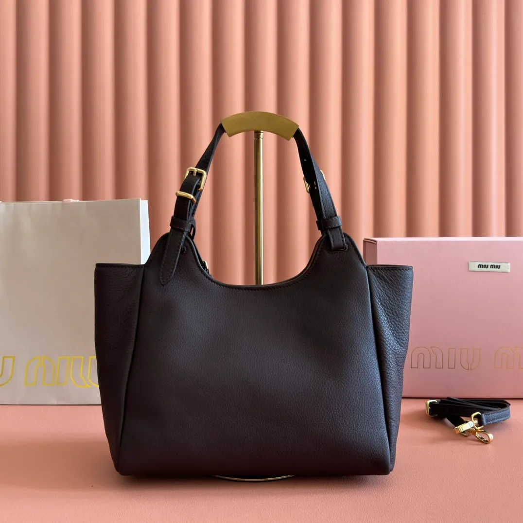 p1700💋💋💋【Full set of packaging at the counter】Miu Japanese pop-up tote bag, top-grade imported cowhide, high-end leather texture, elegant and retro, soft but not collapsed, with metal lock pendant, casual and lazy temperament, full of sweet and cool style, hand-sewn leather logo, details are online, suitable for commuting and shopping, practicality MAX Model: 5ba304 Dimensions: 25.5 X20 X13 cm