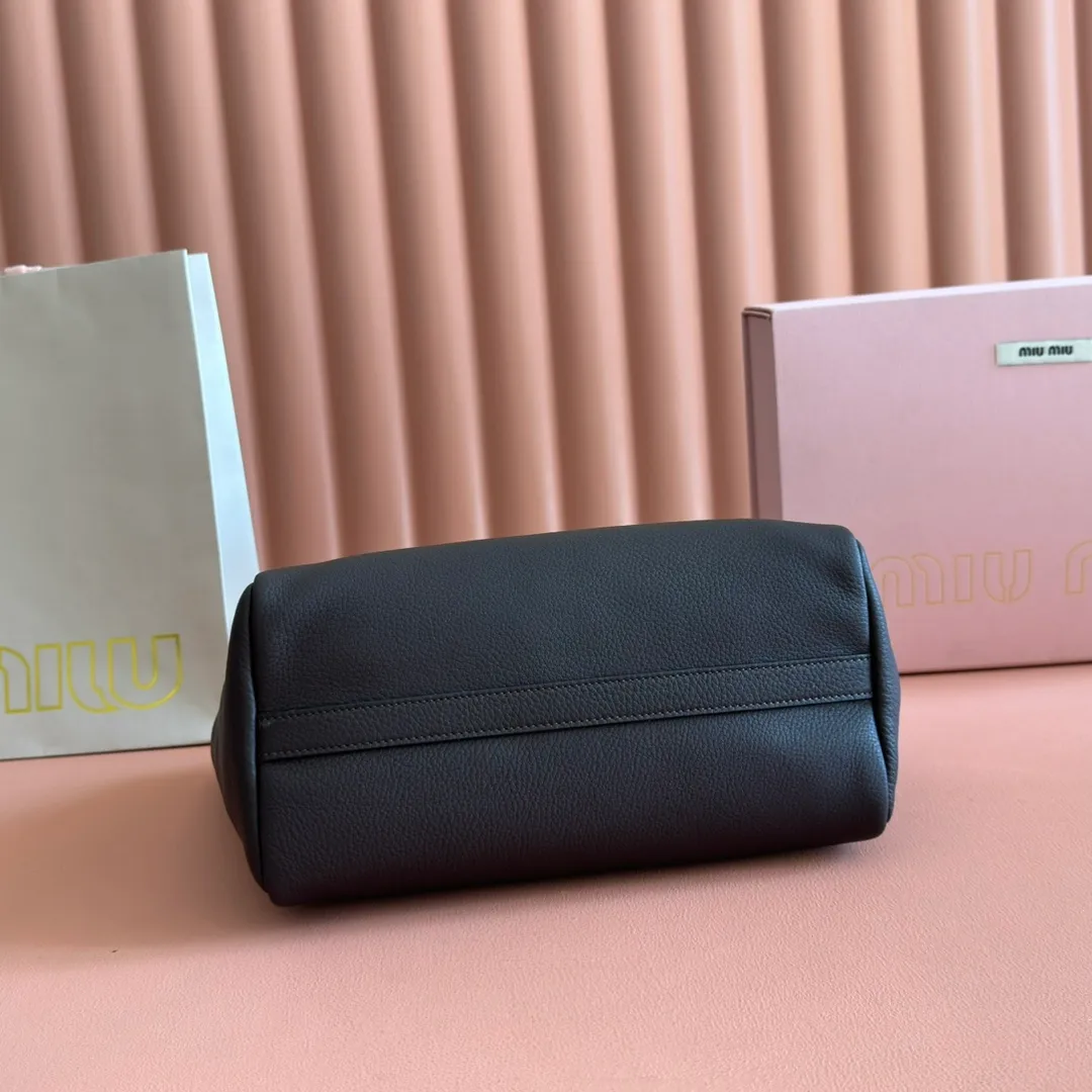 p1700💋💋💋【Full set of packaging at the counter】Miu Japanese pop-up tote bag, top-grade imported cowhide, high-end leather texture, elegant and retro, soft but not collapsed, with metal lock pendant, casual and lazy temperament, full of sweet and cool style, hand-sewn leather logo, details are online, suitable for commuting and shopping, practicality MAX Model: 5ba304 Dimensions: 25.5 X20 X13 cm