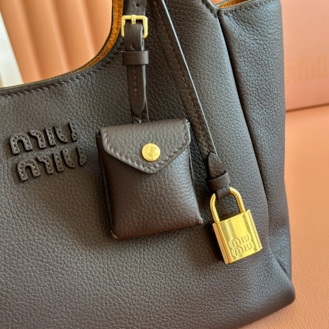 p1700💋💋💋【Full set of packaging at the counter】Miu Japanese pop-up tote bag, top-grade imported cowhide, high-end leather texture, elegant and retro, soft but not collapsed, with metal lock pendant, casual and lazy temperament, full of sweet and cool style, hand-sewn leather logo, details are online, suitable for commuting and shopping, practicality MAX Model: 5ba304 Dimensions: 25.5 X20 X13 cm