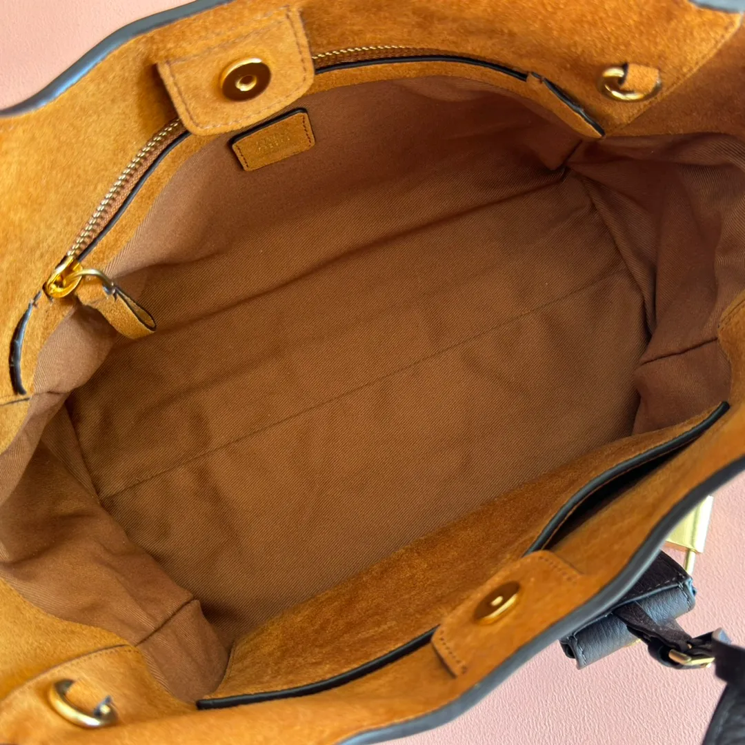 p1700💋💋💋【Full set of packaging at the counter】Miu Japanese pop-up tote bag, top-grade imported cowhide, high-end leather texture, elegant and retro, soft but not collapsed, with metal lock pendant, casual and lazy temperament, full of sweet and cool style, hand-sewn leather logo, details are online, suitable for commuting and shopping, practicality MAX Model: 5ba304 Dimensions: 25.5 X20 X13 cm