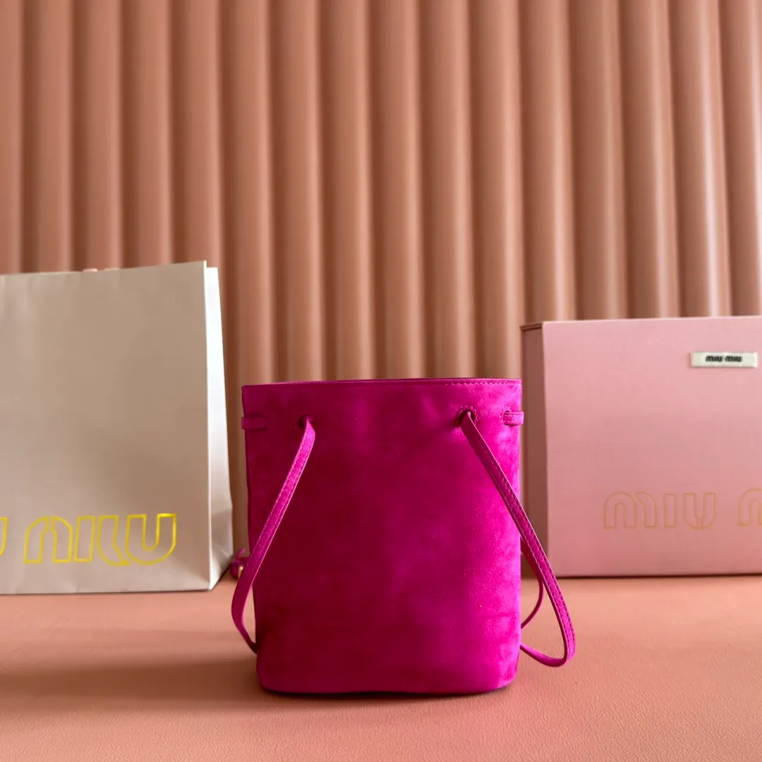 p1060💋💋💋 Equipped with a full set of packaging at the counter [Special grade hardware original leather] Nappa frosted leather mini handbag/shoulder bag This mini handbag is famous for the soft texture of Nappa sheepskin. Adjustable shoulder strap adds practical detail, while embossed letter logo adds classic style ~ Letter logo ~ Adjustable shoulder strap ~ Lined Dimensions: W14×H17×D6cm Number: 5NF460