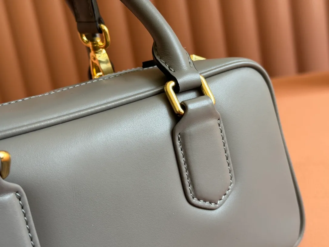 p1640💋💋💋【Full set of packaging at the counter】MIU MIU Miu Miu Caramel Bowling Upper Body Effect! Miu Miu Women's Arcadia Cowhide Handbag Crossbody Bag👝Lightly padded design makes the handbag look fuller, showing a cosmopolitan style. The letter logo, which echoes the finish of the metal hardware, straddles the line between function and decoration, giving this handbag a unique aesthetic and classic feel. Size: 22✖️10.5✖️7.5cm Style number: 5bb142 gray