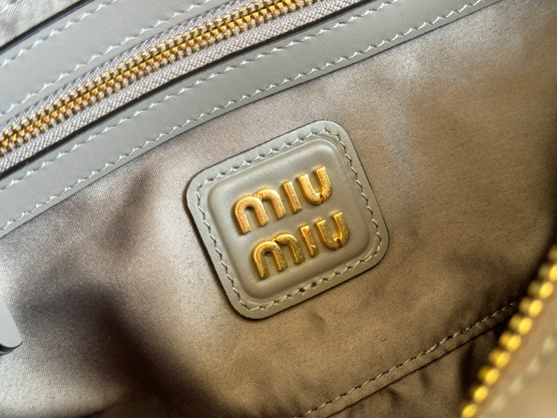 p1640💋💋💋【Full set of packaging at the counter】MIU MIU Miu Miu Caramel Bowling Upper Body Effect! Miu Miu Women's Arcadia Cowhide Handbag Crossbody Bag👝Lightly padded design makes the handbag look fuller, showing a cosmopolitan style. The letter logo, which echoes the finish of the metal hardware, straddles the line between function and decoration, giving this handbag a unique aesthetic and classic feel. Size: 22✖️10.5✖️7.5cm Style number: 5bb142 gray