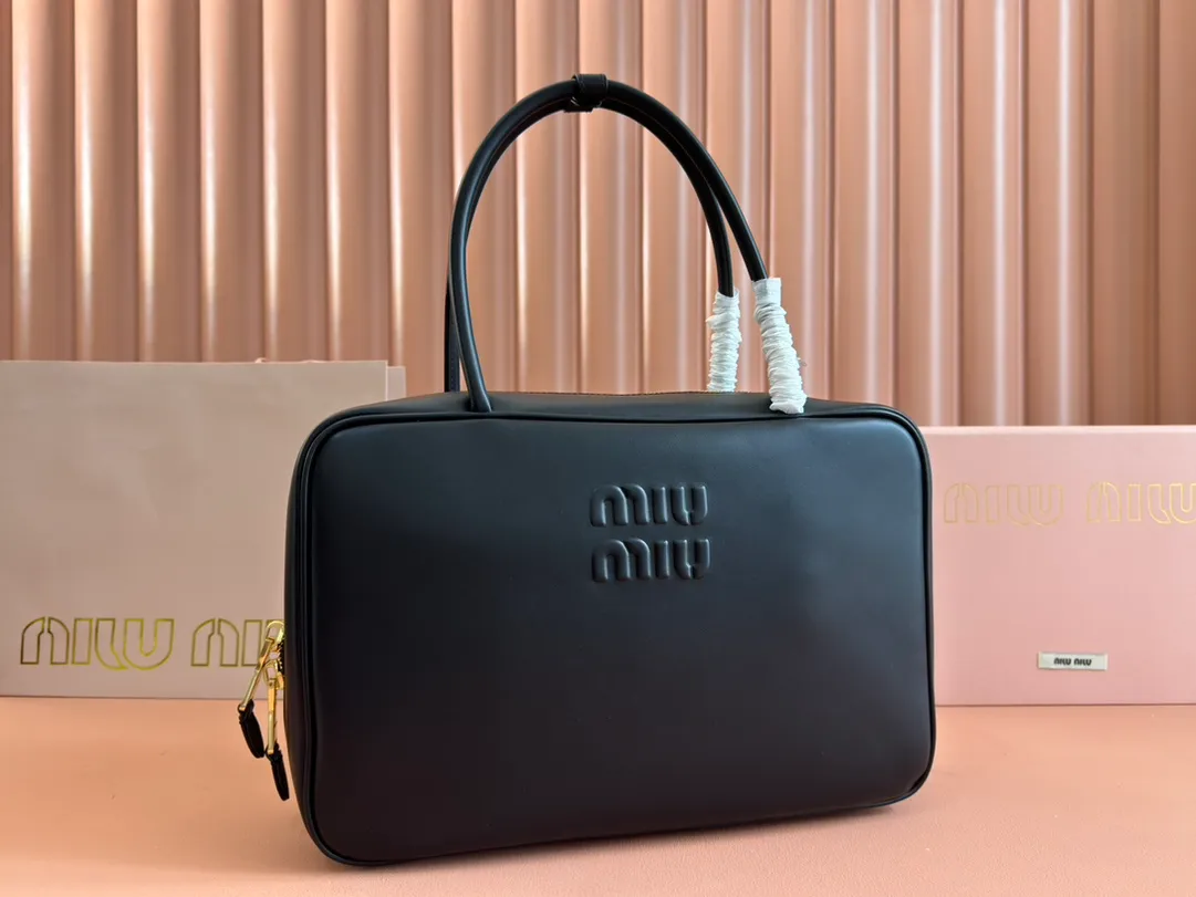 p1900. MIU's new product [original leather with counter packaging] Beau cow leather handbag/shoulder bag ~ Gram color [new version briefcase] 5bb117 This Beau handbag is made of soft and smooth cow leather, with exquisite details such as gold-plated hardware and accessories, and the embossed letter logo highlights the classic style. Size:W34×H23×D10cm
