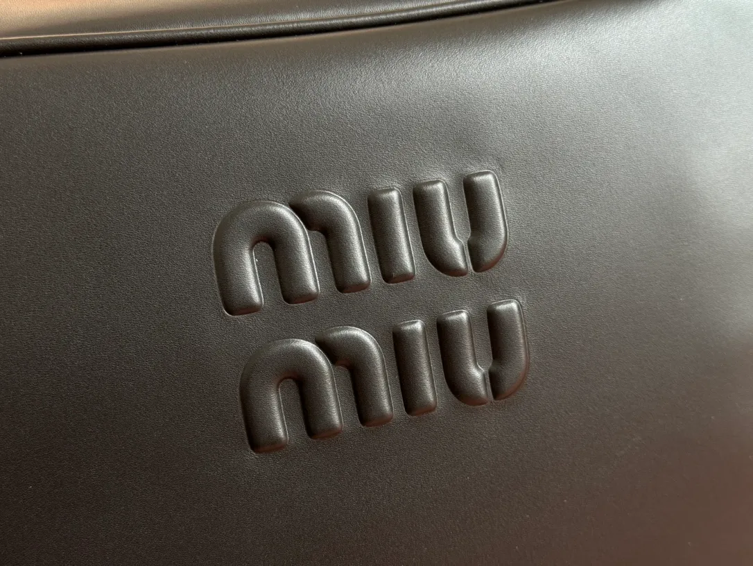 p1900. MIU's new product [original leather with counter packaging] Beau cow leather handbag/shoulder bag ~ Gram color [new version briefcase] 5bb117 This Beau handbag is made of soft and smooth cow leather, with exquisite details such as gold-plated hardware and accessories, and the embossed letter logo highlights the classic style. Size:W34×H23×D10cm