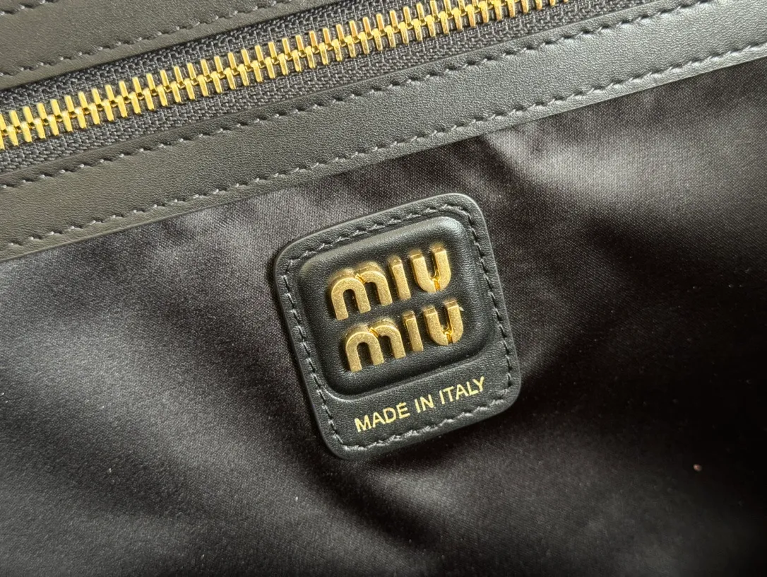 p1900. MIU's new product [original leather with counter packaging] Beau cow leather handbag/shoulder bag ~ Gram color [new version briefcase] 5bb117 This Beau handbag is made of soft and smooth cow leather, with exquisite details such as gold-plated hardware and accessories, and the embossed letter logo highlights the classic style. Size:W34×H23×D10cm
