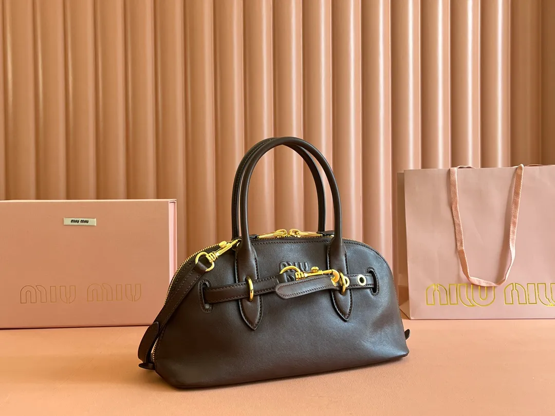 p2080💋💋💋【Original leather configuration counter packaging】Miu's new popular bowling bag, made of top-grade retro vegetable soft sheepskin, retro frosted old metal accessories, this Aventure Nappa leather handbag is inspired by A Miu collection item, its structure has been adjusted to become lighter and rejuvenate with a new personality, creating a classic bag with timeless charm. The multi-element design gives this handbag a unique beauty and classic atmosphere. It has a detachable and adjustable leather shoulder strap. The canvas lining is equipped with zipper pockets and patch pockets. Dimensions: 33 X16.5 X 10 cm. Model 5bb168
