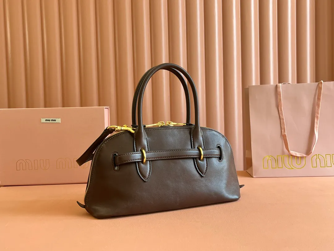 p2080💋💋💋【Original leather configuration counter packaging】Miu's new popular bowling bag, made of top-grade retro vegetable soft sheepskin, retro frosted old metal accessories, this Aventure Nappa leather handbag is inspired by A Miu collection item, its structure has been adjusted to become lighter and rejuvenate with a new personality, creating a classic bag with timeless charm. The multi-element design gives this handbag a unique beauty and classic atmosphere. It has a detachable and adjustable leather shoulder strap. The canvas lining is equipped with zipper pockets and patch pockets. Dimensions: 33 X16.5 X 10 cm. Model 5bb168