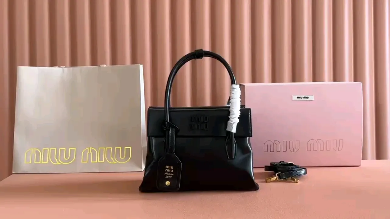 💋💋💋【Full package with counter】Glossy cow leather Solitaire small handbag 5ba301