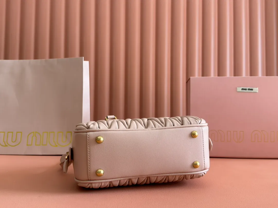 p1700💋💋💋【Configuring full counter package】MIU MIU Miu Miu pleated lambskin Miu Miu women's Arcadia cowhide handbag crossbody bag👝The lightweight padding design makes the handbag look fuller and shows a cosmopolitan style. The letter logo, which echoes the finish of the metal hardware, straddles the line between function and decoration, giving this handbag a unique aesthetic and classic feel. Size: 22✖️10.5✖️7.5cm Style number: 5bb142