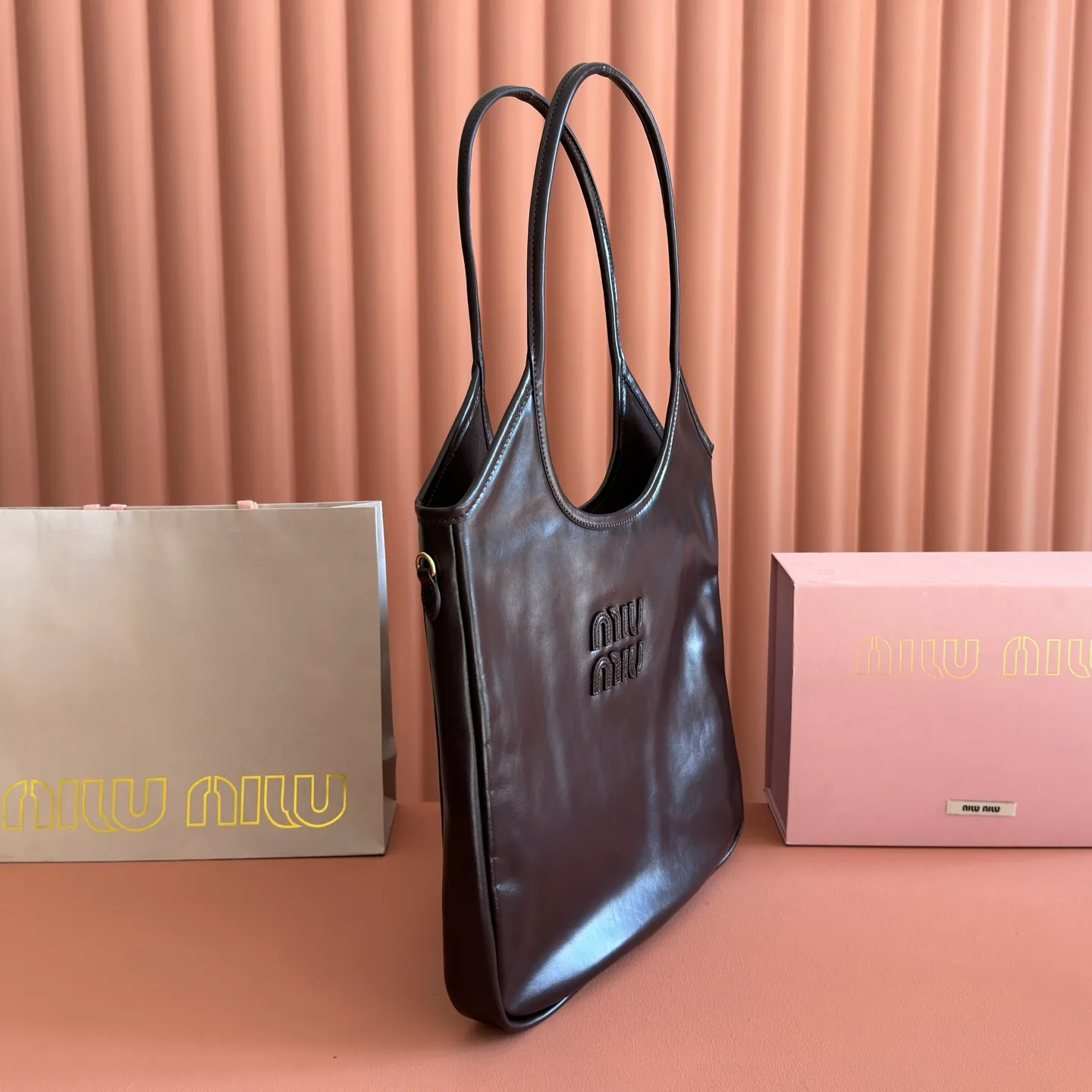 p1700💋💋💋【Original configuration counter full set】5BG311 new oil wax leather reinterprets the classic tote bag IVY, showing a practical and multi-functional elegant style. The soft cow leather luster is combined with exquisite finishes and the iconic same-color lettering logo, and The thickened sides of the old half-day style, the new oil-waxed patent leather, the leather texture is unique, the bag body is soft but not slumped, the temperament is casual and lazy, the capacity is super large, you can carry it on the street every day for a 100% return rate, the leather logo is hand-stitched, the interior is brand new linen, with zipper pocket, size 35 X 40cm