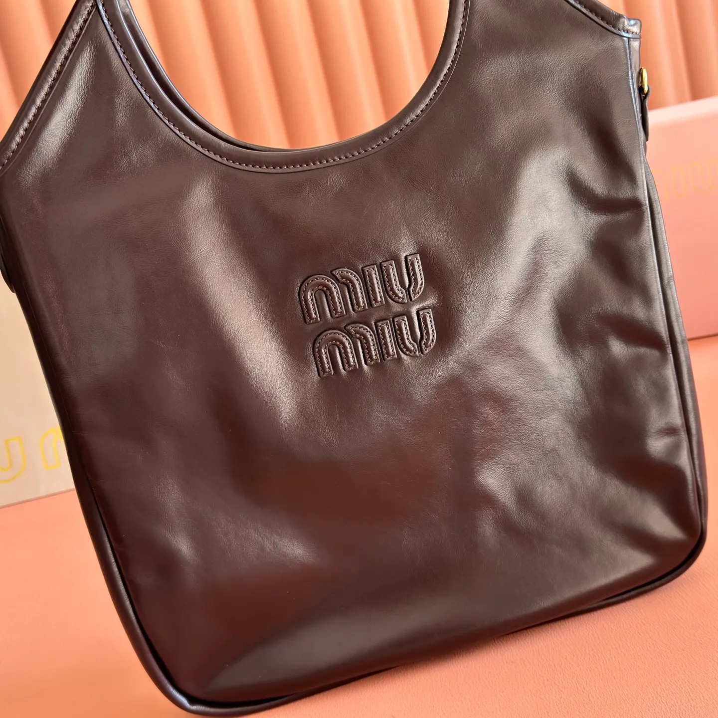 p1700💋💋💋【Original configuration counter full set】5BG311 new oil wax leather reinterprets the classic tote bag IVY, showing a practical and multi-functional elegant style. The soft cow leather luster is combined with exquisite finishes and the iconic same-color lettering logo, and The thickened sides of the old half-day style, the new oil-waxed patent leather, the leather texture is unique, the bag body is soft but not slumped, the temperament is casual and lazy, the capacity is super large, you can carry it on the street every day for a 100% return rate, the leather logo is hand-stitched, the interior is brand new linen, with zipper pocket, size 35 X 40cm