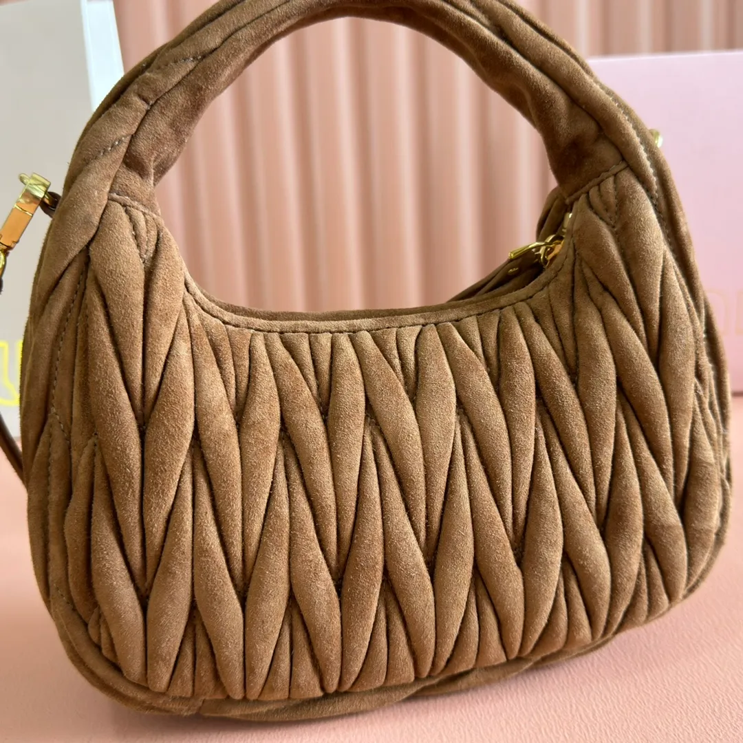 p1560💋💋💋[Full set of packaging at the counter] 5BC125: MiuMiu's new MiuWander suede leather handbag, this year's super popular deerskin material, a must-have item for autumn and winter, retro frosted hardware, using round curves to retain the playful feel it should have, the overall shape of the bag is stiff and stylish, full of personality, can be sweet or salty, the capacity can be light, size: 23X13X7