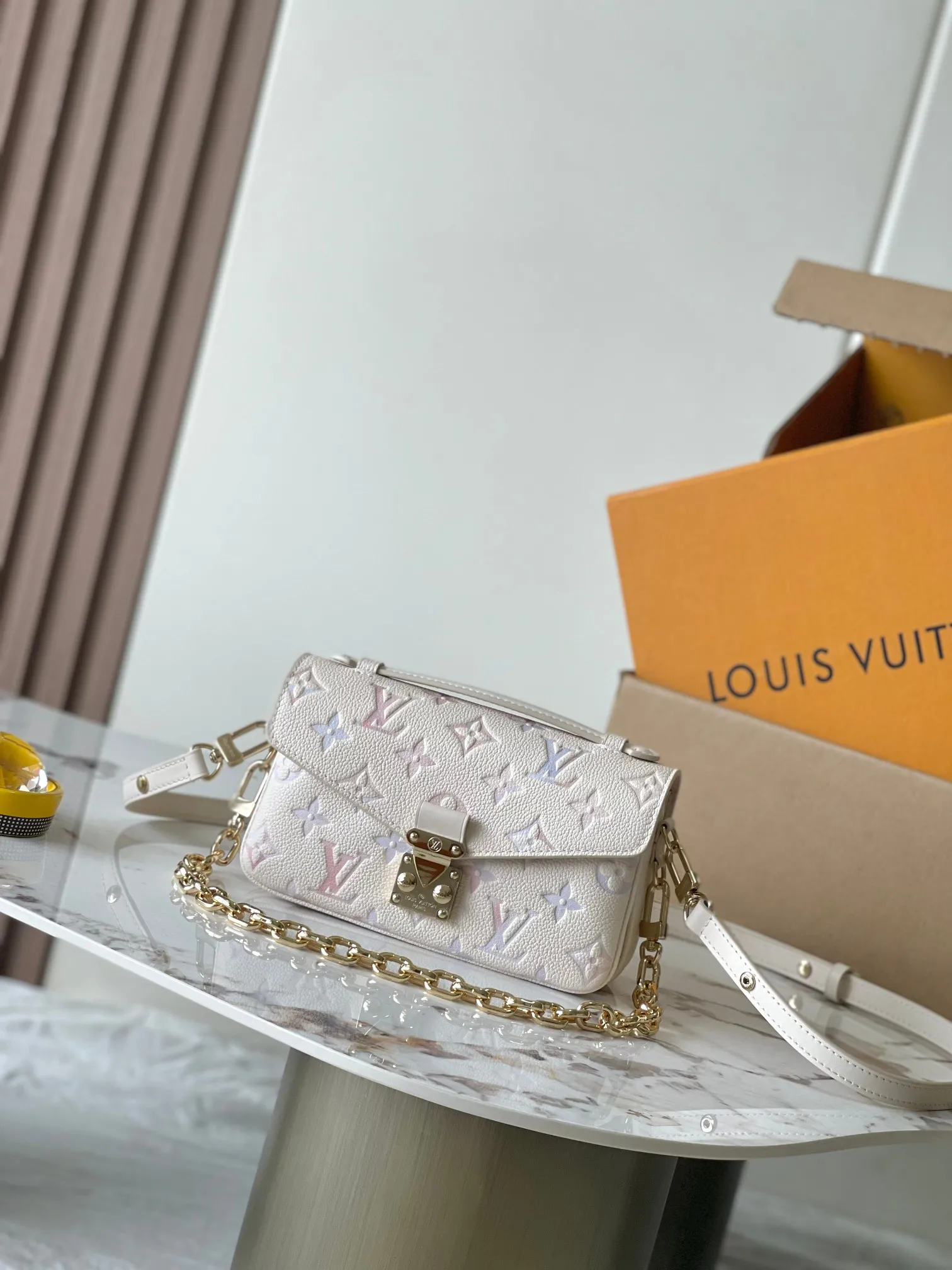 p2800 [Special grade MB163c chip version original leather] This POCHETTE MÉTIS EAST WEST handbag Model: M25682 Material: A-grade all-steel hardware, imported original cowhide Packaging: Full set of original duty-free MB packaging Dimensions: 13.5 x 6 x 21.5 cm