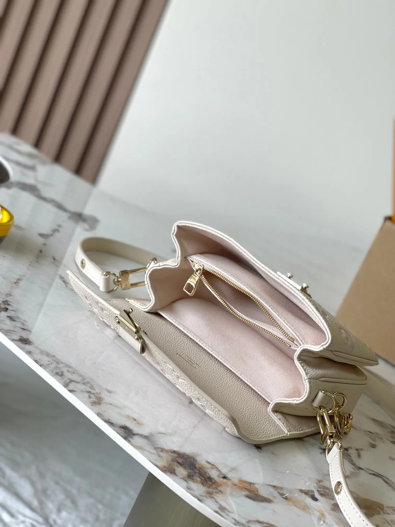 p2800 [Special grade MB163c chip version original leather] This POCHETTE MÉTIS EAST WEST handbag Model: M25682 Material: A-grade all-steel hardware, imported original cowhide Packaging: Full set of original duty-free MB packaging Dimensions: 13.5 x 6 x 21.5 cm