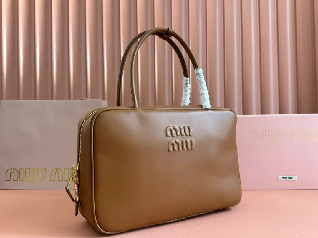 p1900. MIU's new product [Original leather with counter packaging] Beau cow leather handbag/shoulder bag ~ Cognac color [New version briefcase] 5bb117 This Beau handbag is made of soft and smooth cow leather, with exquisite details such as gold-plated hardware and accessories, and the embossed letter logo highlights the classic style. Size:W34×H23×D10cm