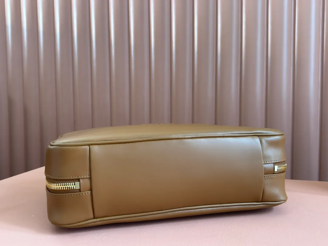 p1900. MIU's new product [Original leather with counter packaging] Beau cow leather handbag/shoulder bag ~ Cognac color [New version briefcase] 5bb117 This Beau handbag is made of soft and smooth cow leather, with exquisite details such as gold-plated hardware and accessories, and the embossed letter logo highlights the classic style. Size:W34×H23×D10cm