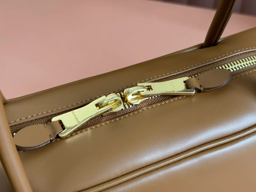 p1900. MIU's new product [Original leather with counter packaging] Beau cow leather handbag/shoulder bag ~ Cognac color [New version briefcase] 5bb117 This Beau handbag is made of soft and smooth cow leather, with exquisite details such as gold-plated hardware and accessories, and the embossed letter logo highlights the classic style. Size:W34×H23×D10cm