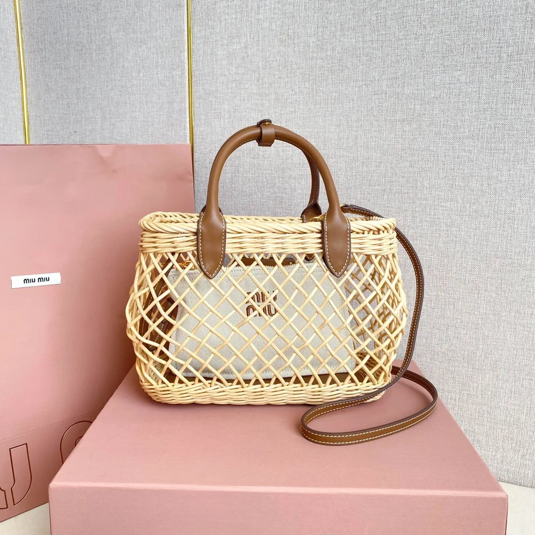 p1600 [Full set of packages at the counter] 5BA286, Miu summer pastoral holiday style, new woven hollow vegetable basket, special rattan arc design makes the bag very novel, unique and three-dimensional, hand-stitched leather logo on the front, double leather hand straps, canvas zippered small bag inside, with adjustable long leather shoulder strap, perfect choice for picnics, pastoral vacations, and beach trips, size: 24 X 18 X 9 cm