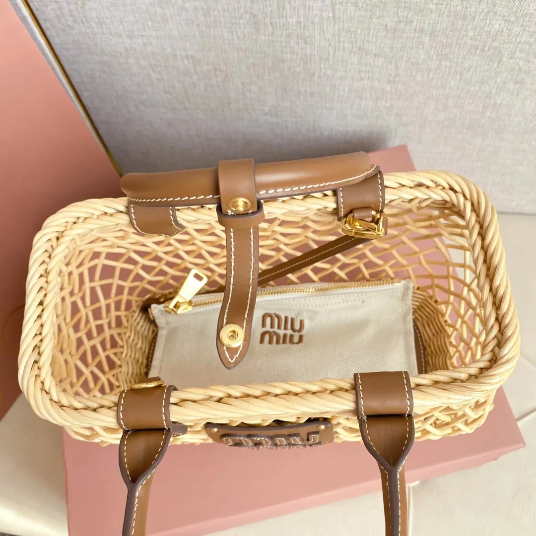 p1600 [Full set of packages at the counter] 5BA286, Miu summer pastoral holiday style, new woven hollow vegetable basket, special rattan arc design makes the bag very novel, unique and three-dimensional, hand-stitched leather logo on the front, double leather hand straps, canvas zippered small bag inside, with adjustable long leather shoulder strap, perfect choice for picnics, pastoral vacations, and beach trips, size: 24 X 18 X 9 cm