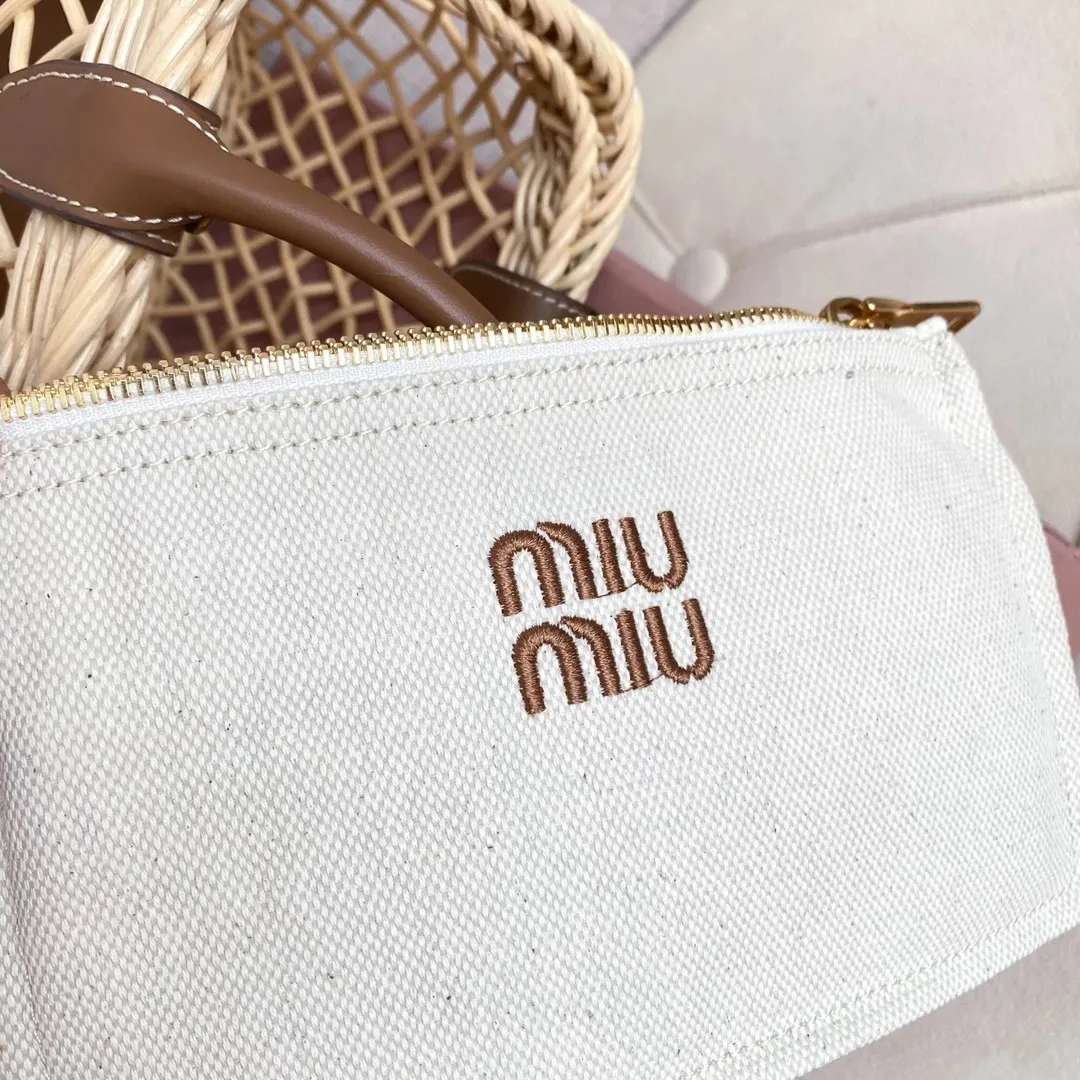 p1600 [Full set of packages at the counter] 5BA286, Miu summer pastoral holiday style, new woven hollow vegetable basket, special rattan arc design makes the bag very novel, unique and three-dimensional, hand-stitched leather logo on the front, double leather hand straps, canvas zippered small bag inside, with adjustable long leather shoulder strap, perfect choice for picnics, pastoral vacations, and beach trips, size: 24 X 18 X 9 cm