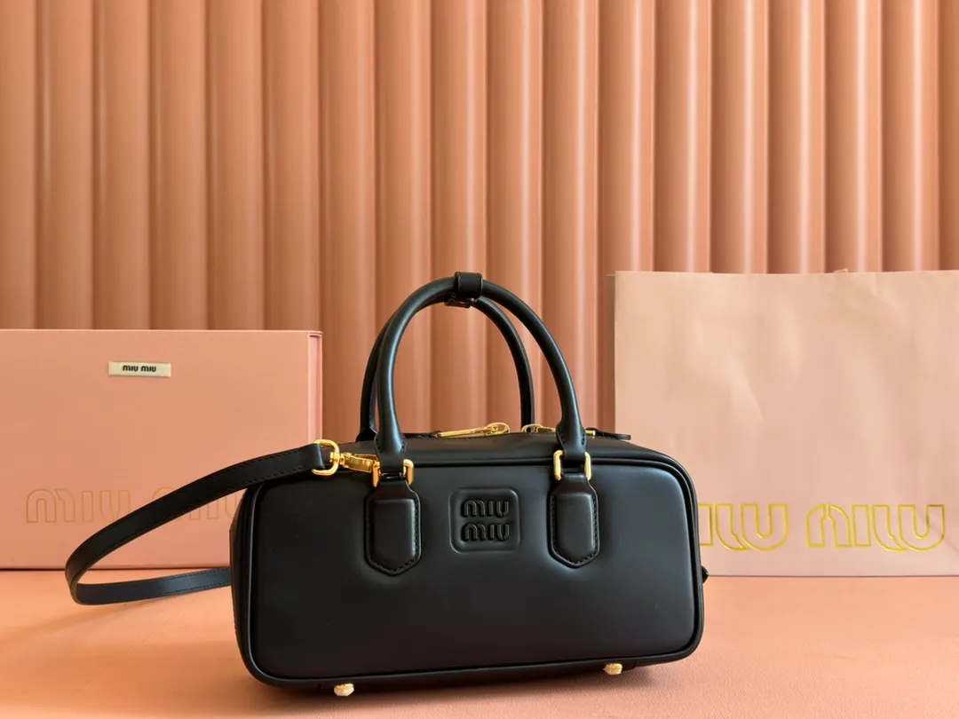 💋💋💋p1720【Premium hardware original leather】Arcadie cow leather medium (27cm) bowling handbag/crossbody bag ~ cognac color cowhide This Arcadic handbag demonstrates the unique concept that fashion is a tool that translates the reflection of reality into material form. The letter logo that complements the finish of the metal hardware accessories is exquisitely crafted and demonstrates a highly recognizable classic style. Dynamic and elegant lines with adjustable and detachable shoulder straps present a practical and versatile design with modern charm. ～Detachable and adjustable shoulder strap ～Zipper closure ～Painted metal letter logo on the front ～Lined with zippered pocket ～Comes with foot studs Size: W27×H12×D9cm No.: 5BB148