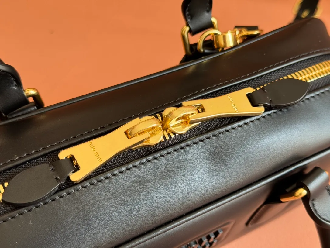 💋💋💋p1720【Premium hardware original leather】Arcadie cow leather medium (27cm) bowling handbag/crossbody bag ~ cognac color cowhide This Arcadic handbag demonstrates the unique concept that fashion is a tool that translates the reflection of reality into material form. The letter logo that complements the finish of the metal hardware accessories is exquisitely crafted and demonstrates a highly recognizable classic style. Dynamic and elegant lines with adjustable and detachable shoulder straps present a practical and versatile design with modern charm. ～Detachable and adjustable shoulder strap ～Zipper closure ～Painted metal letter logo on the front ～Lined with zippered pocket ～Comes with foot studs Size: W27×H12×D9cm No.: 5BB148