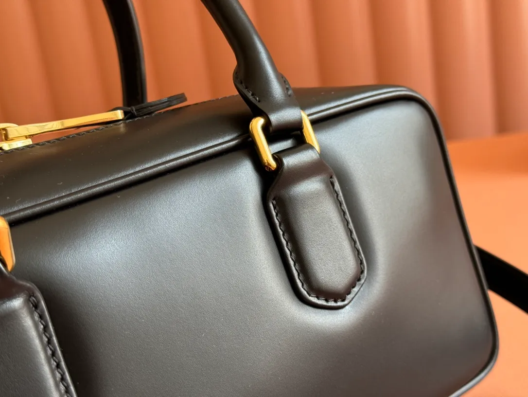 💋💋💋p1720【Premium hardware original leather】Arcadie cow leather medium (27cm) bowling handbag/crossbody bag ~ cognac color cowhide This Arcadic handbag demonstrates the unique concept that fashion is a tool that translates the reflection of reality into material form. The letter logo that complements the finish of the metal hardware accessories is exquisitely crafted and demonstrates a highly recognizable classic style. Dynamic and elegant lines with adjustable and detachable shoulder straps present a practical and versatile design with modern charm. ～Detachable and adjustable shoulder strap ～Zipper closure ～Painted metal letter logo on the front ～Lined with zippered pocket ～Comes with foot studs Size: W27×H12×D9cm No.: 5BB148