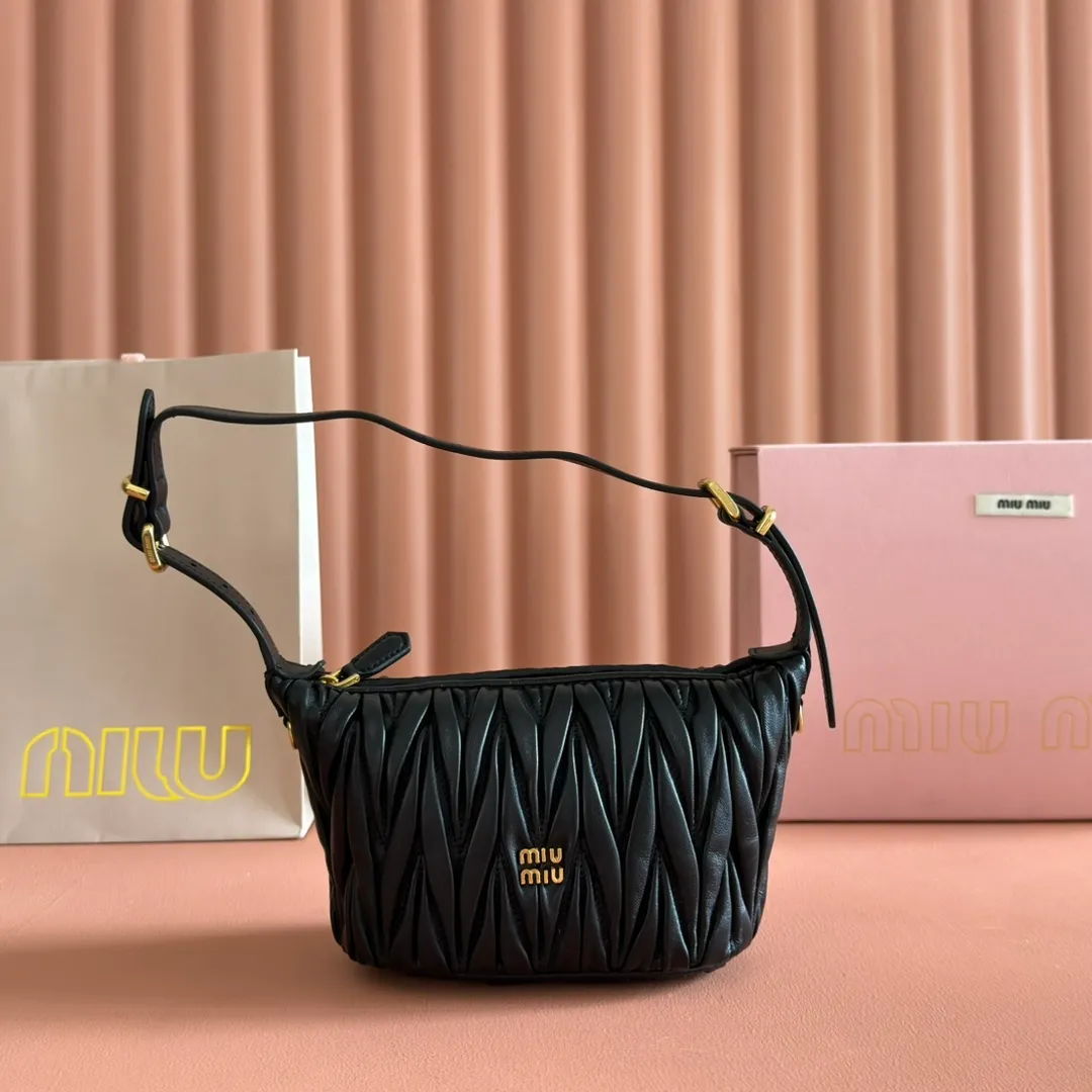 p1400💋💋💋【Configure full counter package】Matelassé Nappa lambskin pouch 5NE026_Miu Miu style symbol - the Matelassé pattern takes on a new look in this clutch bag, practical and functional design, suitable for hand-holding, with precious finishes and metal logo. ●With handle ●Zipper closure·Lined·Metal lettering logo Width: 15cm, Height: 8.5cm, Length: 8cm