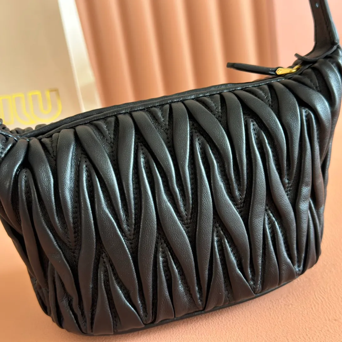 p1400💋💋💋【Configure full counter package】Matelassé Nappa lambskin pouch 5NE026_Miu Miu style symbol - the Matelassé pattern takes on a new look in this clutch bag, practical and functional design, suitable for hand-holding, with precious finishes and metal logo. ●With handle ●Zipper closure·Lined·Metal lettering logo Width: 15cm, Height: 8.5cm, Length: 8cm