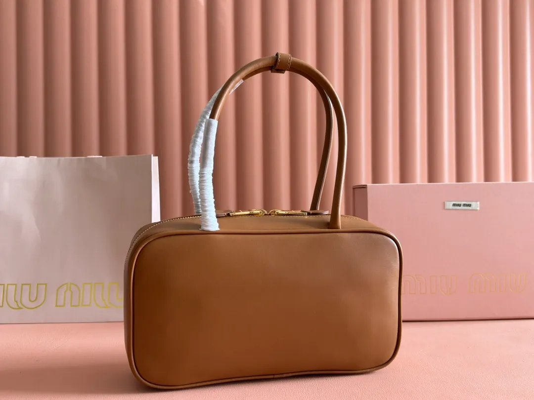 p1760💋💋💋【Premium hardware original leather】Beau cow leather color-blocked handbag/shoulder bag black [medium size] This Beau handbag is made of soft and smooth cow leather. The gold-plated hardware is exquisite and outstanding, and the embossed letter logo shows a classic style. Size: W29×H17×D9cm Number: 5BB172