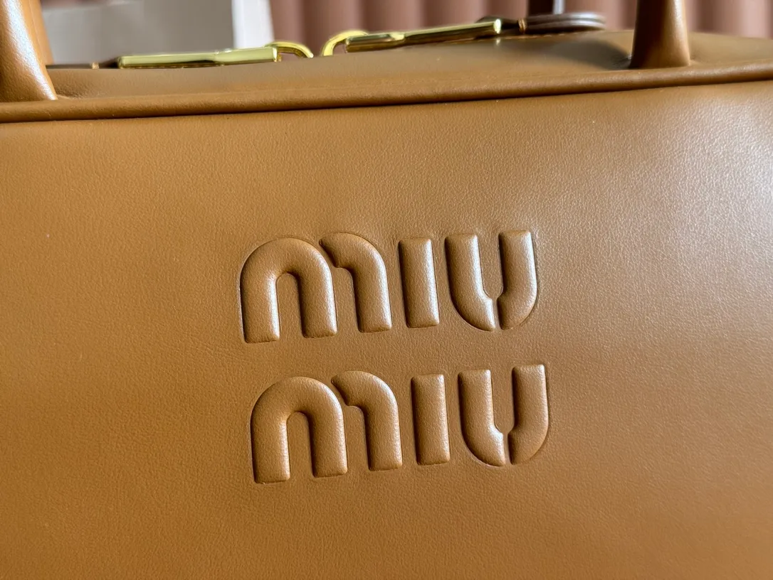 p1760💋💋💋【Premium hardware original leather】Beau cow leather color-blocked handbag/shoulder bag black [medium size] This Beau handbag is made of soft and smooth cow leather. The gold-plated hardware is exquisite and outstanding, and the embossed letter logo shows a classic style. Size: W29×H17×D9cm Number: 5BB172