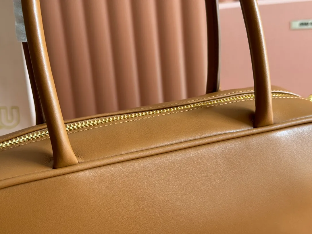 p1760💋💋💋【Premium hardware original leather】Beau cow leather color-blocked handbag/shoulder bag black [medium size] This Beau handbag is made of soft and smooth cow leather. The gold-plated hardware is exquisite and outstanding, and the embossed letter logo shows a classic style. Size: W29×H17×D9cm Number: 5BB172