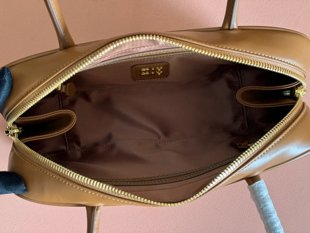 p1760💋💋💋【Premium hardware original leather】Beau cow leather color-blocked handbag/shoulder bag black [medium size] This Beau handbag is made of soft and smooth cow leather. The gold-plated hardware is exquisite and outstanding, and the embossed letter logo shows a classic style. Size: W29×H17×D9cm Number: 5BB172