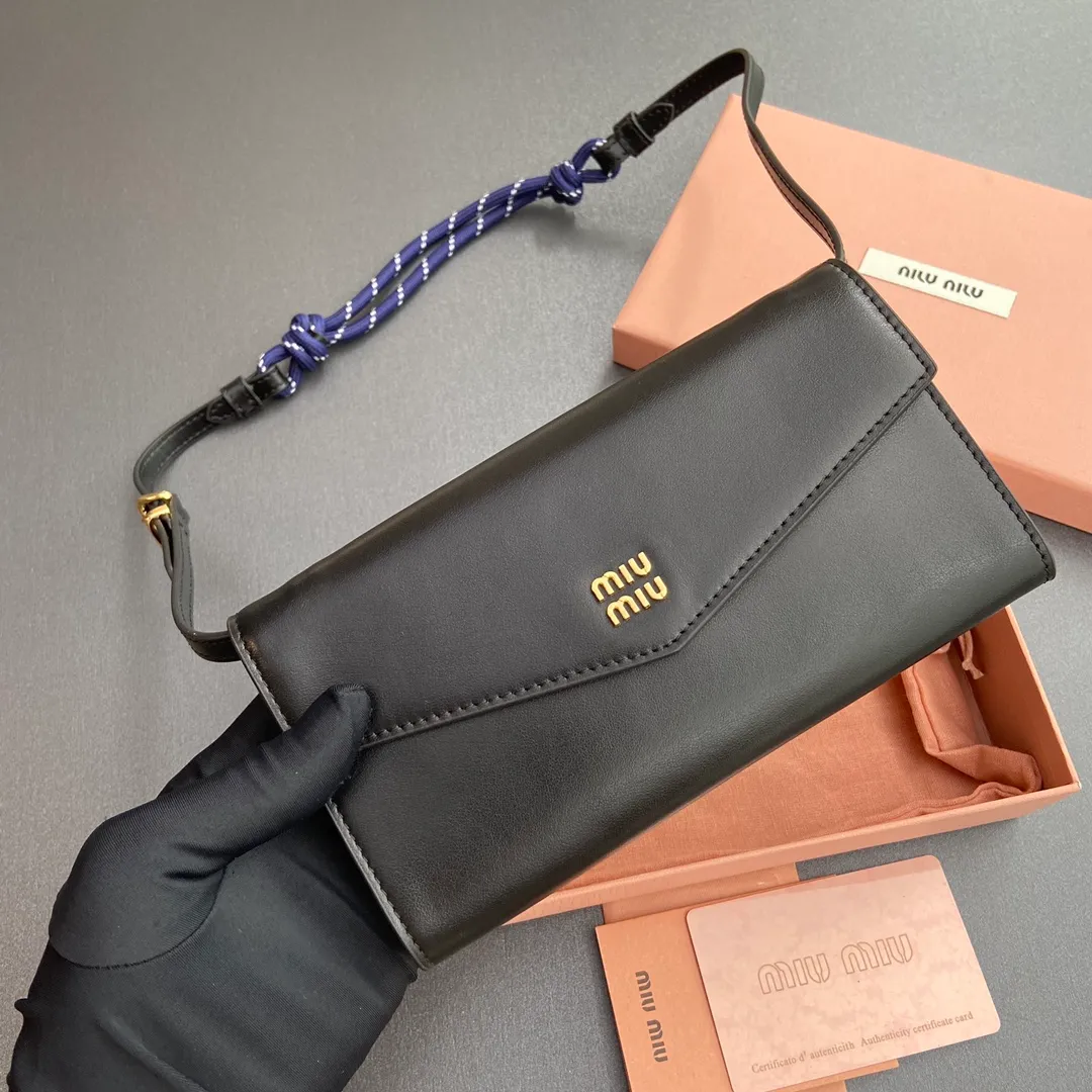 [Premium Hardware Original Leather] ¥880 ~ Black imported cow leather and rope shoulder strap cow leather wallet. The shoulder strap of this urban style wallet is embellished with ropes that are full of rugged, playful and sporty style, creating a contrasting effect of color, texture and style. - Snap button closure - Metal letter logo - Six card slots - One inner pocket - Lined - Detachable and adjustable shoulder strap Size: w19×h9.5×2cm No.: 5MT025_ 025 _MM034