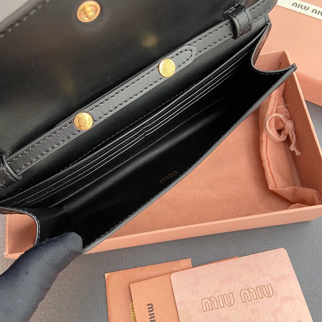 [Premium Hardware Original Leather] ¥880 ~ Black imported cow leather and rope shoulder strap cow leather wallet. The shoulder strap of this urban style wallet is embellished with ropes that are full of rugged, playful and sporty style, creating a contrasting effect of color, texture and style. - Snap button closure - Metal letter logo - Six card slots - One inner pocket - Lined - Detachable and adjustable shoulder strap Size: w19×h9.5×2cm No.: 5MT025_ 025 _MM034
