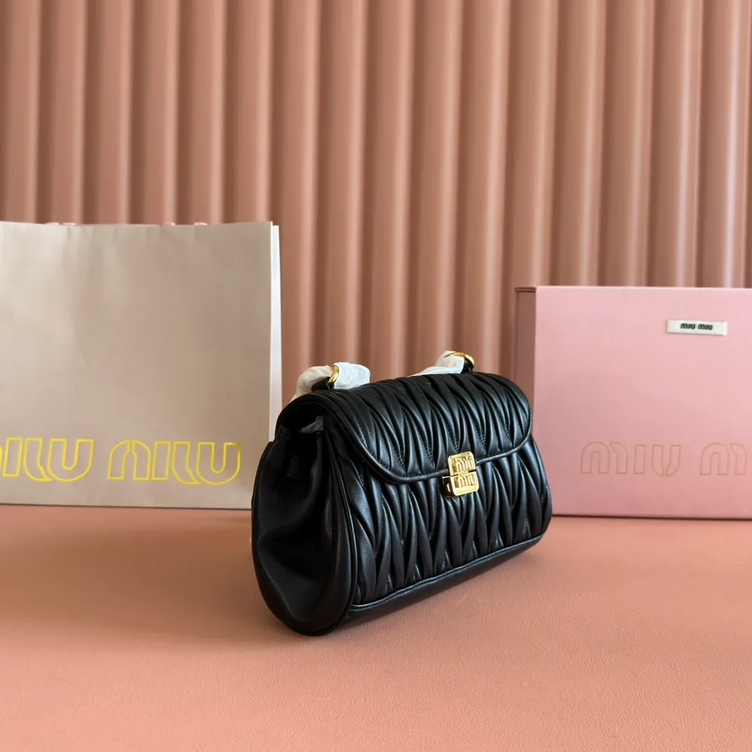 p1800💋💋💋【Original leather configuration counter packaging】MiuM's new baguette bag, this shoulder bag continues the classic design, using lightweight padded leather design, unique, top-grade calfskin material, with elegant front flap and adjustable metal shoulder straps, various styles, exquisite and elegant, casual and lazy, daily casual, work and commuting, looks good no matter what. Model: 5bd266. Size: 24X13.5X9cm