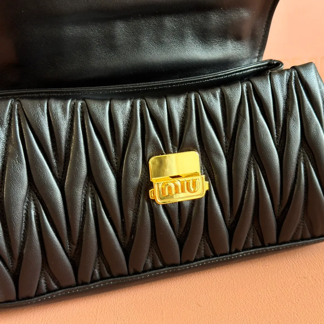 p1800💋💋💋【Original leather configuration counter packaging】MiuM's new baguette bag, this shoulder bag continues the classic design, using lightweight padded leather design, unique, top-grade calfskin material, with elegant front flap and adjustable metal shoulder straps, various styles, exquisite and elegant, casual and lazy, daily casual, work and commuting, looks good no matter what. Model: 5bd266. Size: 24X13.5X9cm