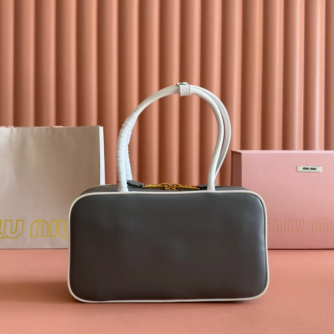 p1700💋💋💋 Equipped with a full set of packaging at the counter [Special grade hardware original leather] Beau cow leather color-blocked handbag/shoulder bag ~ Heather with white [medium size] This Beau handbag is made of soft and smooth cow leather, with gold-plated hardware and exquisite details that are particularly outstanding. The embossed letter logo shows a classic style. Size: W29×H17×D9cm No. 5BB172