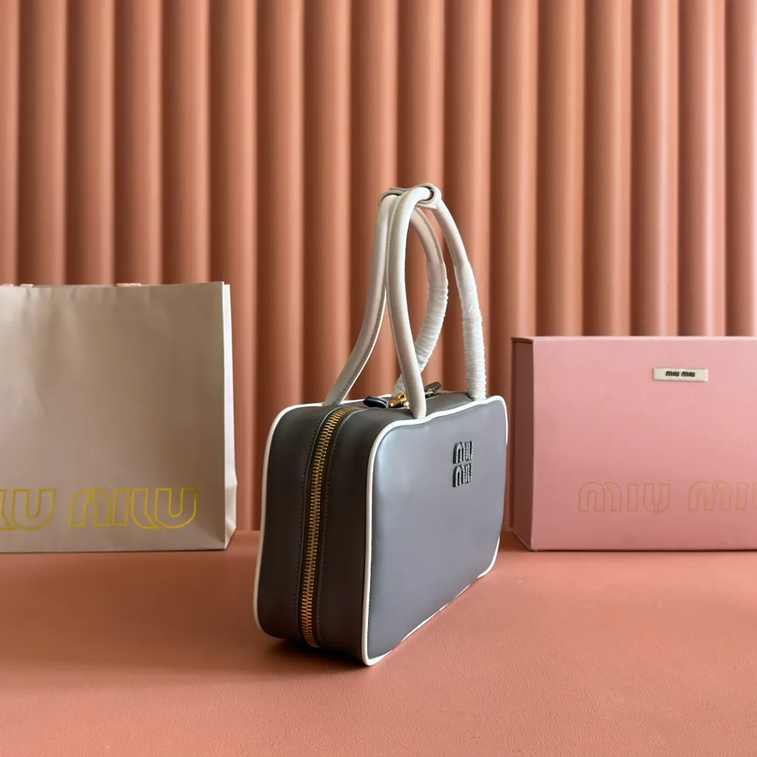 p1700💋💋💋 Equipped with a full set of packaging at the counter [Special grade hardware original leather] Beau cow leather color-blocked handbag/shoulder bag ~ Heather with white [medium size] This Beau handbag is made of soft and smooth cow leather, with gold-plated hardware and exquisite details that are particularly outstanding. The embossed letter logo shows a classic style. Size: W29×H17×D9cm No. 5BB172