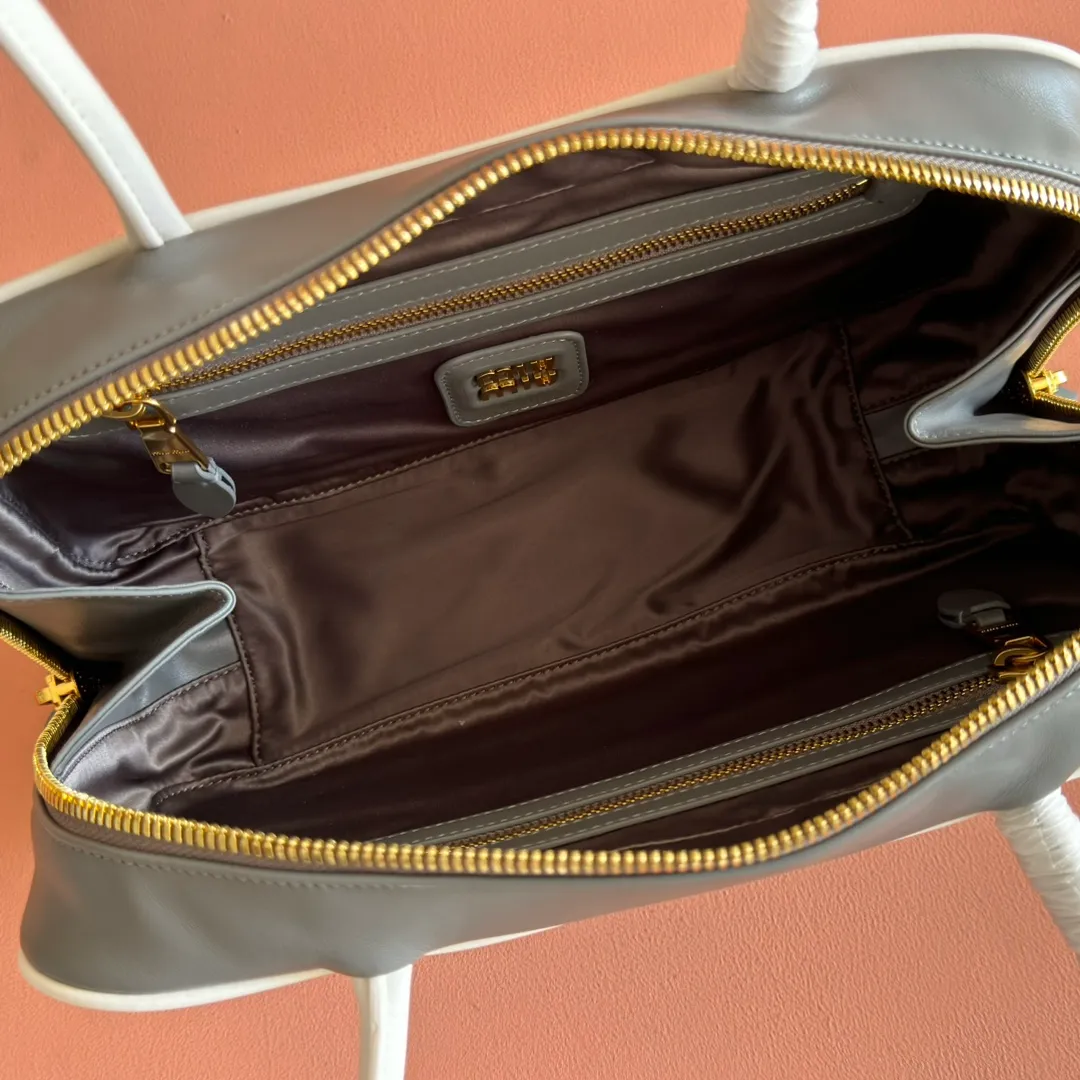 p1700💋💋💋 Equipped with a full set of packaging at the counter [Special grade hardware original leather] Beau cow leather color-blocked handbag/shoulder bag ~ Heather with white [medium size] This Beau handbag is made of soft and smooth cow leather, with gold-plated hardware and exquisite details that are particularly outstanding. The embossed letter logo shows a classic style. Size: W29×H17×D9cm No. 5BB172