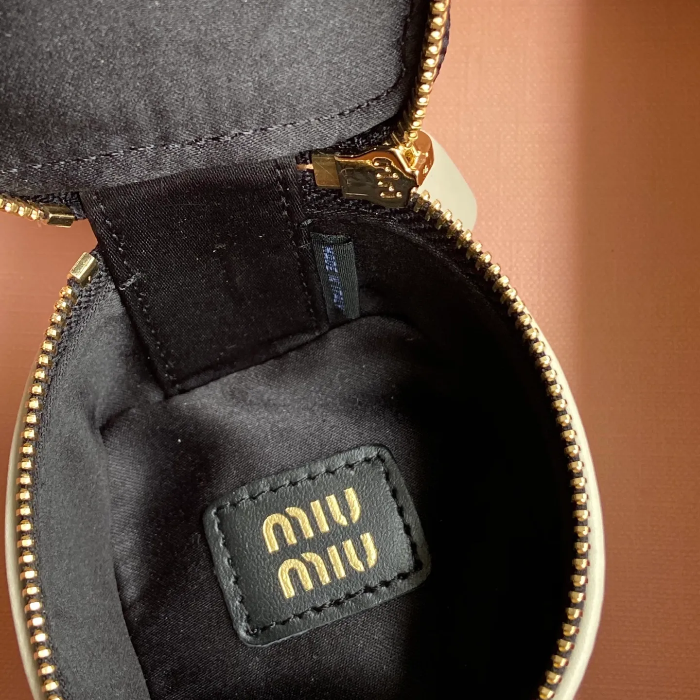 [Special grade hardware original leather] ¥560 ~ Black with white imported cow leather pendant. This pendant has a simple cubic shape, exquisite color matching, and is embellished with a metal letter logo. It is a perfect accessory to match with handbags and can add some unique personality to your look. -With loop -Comes with mini pouch -Embossed letter logo Size: w6×h6×d4cm Number: MM280_5TL527