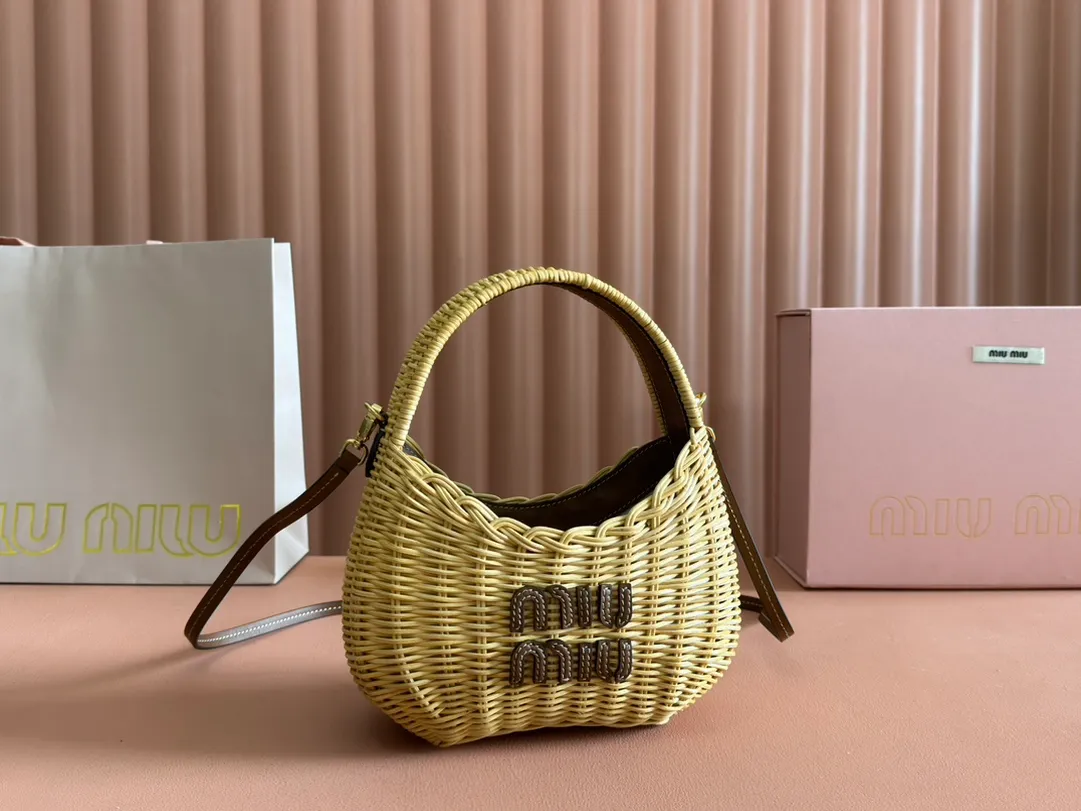 p1360💋💋💋 Equipped with a full set of packaging at the counter [Super Grade Hardware Original Leather] Wander Woven Hobo Bag~ Wander has new ideas every season and has become a symbol of the brand series. This weave is exotic and sophisticated. The gold accessories are shiny and eye-catching, and the engraved micro-marks add to the label’s character ~Golden accessories ~Zipper closure ~Metal lettering logo on the front ~Cotton satin lining Size: W20×H17×D6cm Number: 5BC125