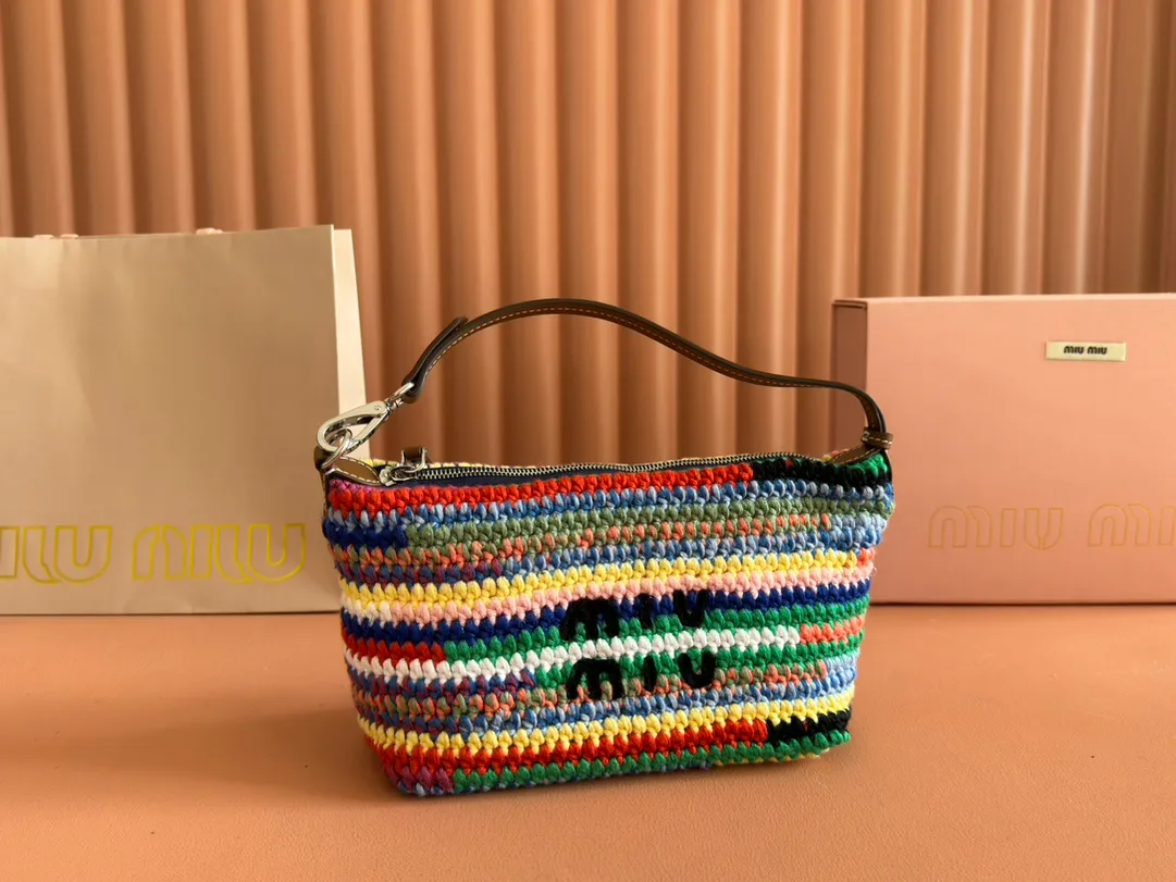 p1500💋💋💋 [Configured with full set of packaging at the counter] 5NE841, rainbow woven lunch box bag, ultra-heavy handmade, hand-crocheted using a variety of materials, not a single material version on the market, iconic Miu embroidery on the front, cotton lining, ultra-light, large capacity, looks good with any combination, suitable for all seasons, size: bottom length 19cm, opening width 25.5cm, height 14cm, bottom width 10cm,