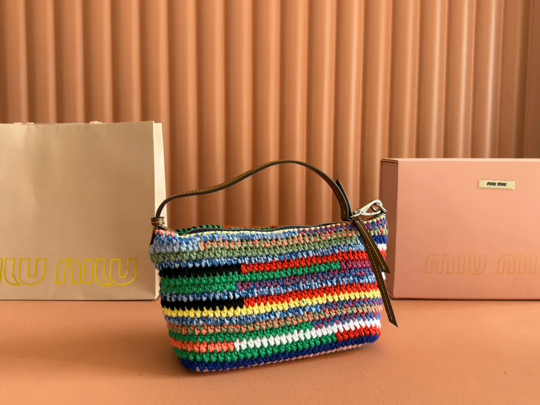 p1500💋💋💋 [Configured with full set of packaging at the counter] 5NE841, rainbow woven lunch box bag, ultra-heavy handmade, hand-crocheted using a variety of materials, not a single material version on the market, iconic Miu embroidery on the front, cotton lining, ultra-light, large capacity, looks good with any combination, suitable for all seasons, size: bottom length 19cm, opening width 25.5cm, height 14cm, bottom width 10cm,
