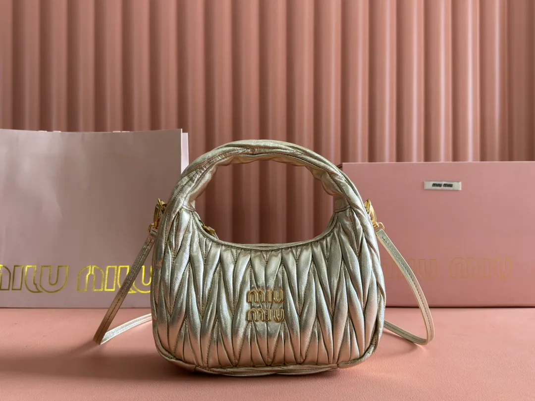 p1560💋💋💋【Premium hardware original leather】Wander Matelasse sheep leather Hobo handbag/crossbody bag ~ Wander handbag has become one of the classic accessories. This mini handbag is made of Matalasse sheep leather, using exquisite craftsmanship to create a three-dimensional effect, showing exquisite elegance. Presenting the Hobo bag style, blending retro style and modern elegance, it has become a new synonym for modern femininity. ～Golden hardware ～Zip closure ～Metal lettering logo on the front ～Cotton satin lining Size: W23×H13×D7cm Number: _5BC125